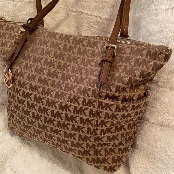 Michael Kors Jetset zipper tote - Picture 2 of 5